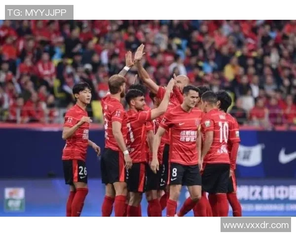 胡荷韬在比赛中展现出色防守能力成功抢断助力球队反击